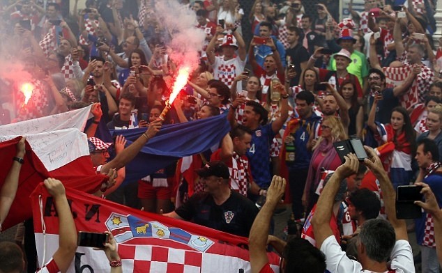 Từ Paris tới Zagreb: Sư đau đớn và ngây ngất trái ngược giữa CĐV Pháp và Croatia - Bóng Đá