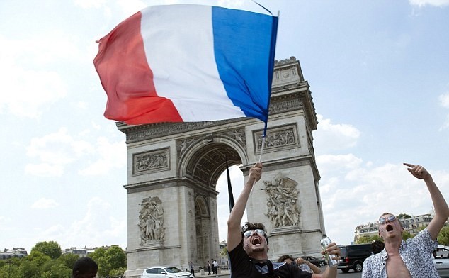 Từ Paris tới Zagreb: Sư đau đớn và ngây ngất trái ngược giữa CĐV Pháp và Croatia - Bóng Đá