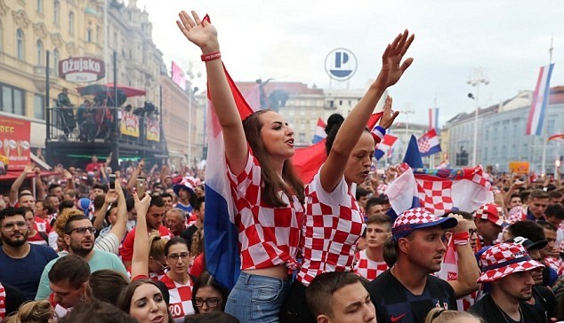 Từ Paris tới Zagreb: Sư đau đớn và ngây ngất trái ngược giữa CĐV Pháp và Croatia - Bóng Đá