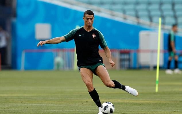 Khoe cơ đùi rắn chắc, Ronaldo sẵn sàng sút tung lưới Tây Ban Nha - Bóng Đá