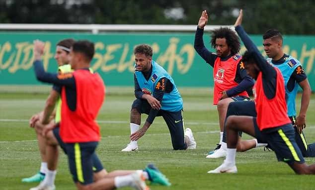 Brazil nguy to, Neymar nhăn nhó ôm chân trong buổi tập - Bóng Đá