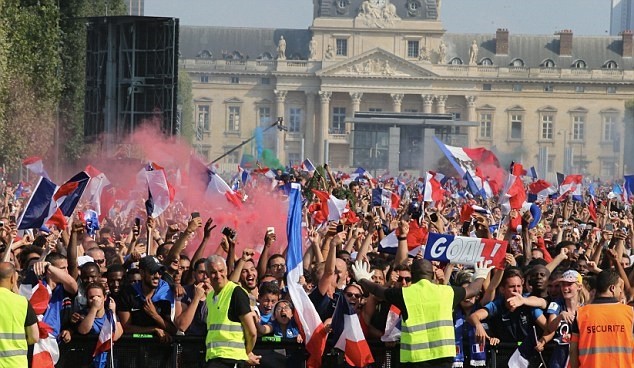 Từ Paris tới Zagreb: Sư đau đớn và ngây ngất trái ngược giữa CĐV Pháp và Croatia - Bóng Đá