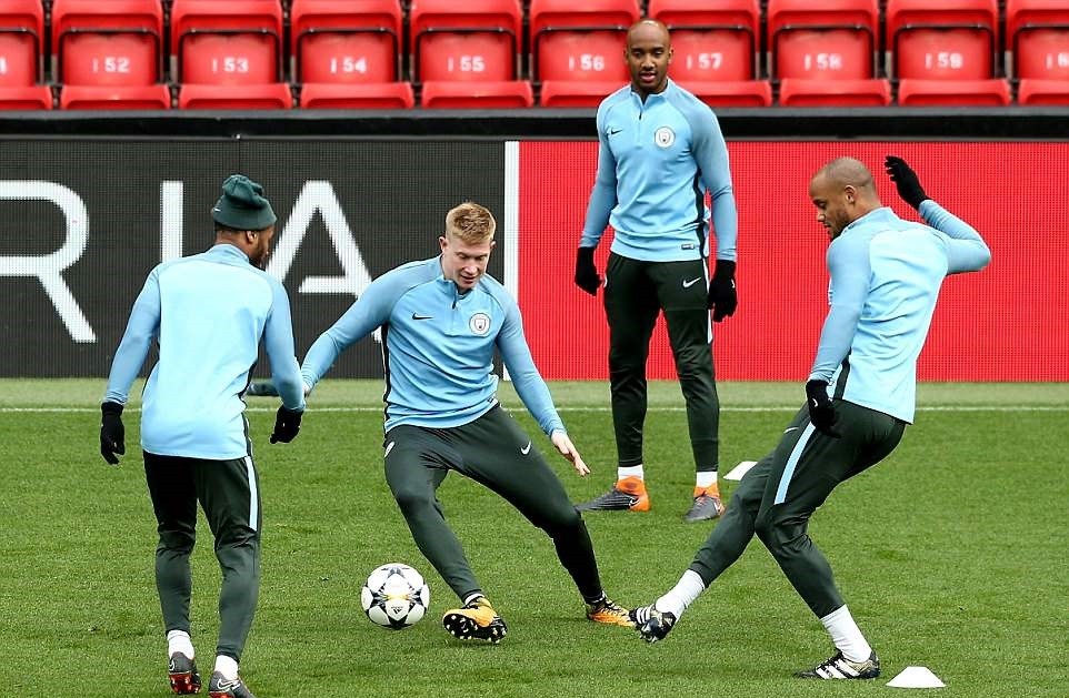 Áp lực là áp lực nào? Man City nhởn nhơ ngay tại Anfield - Bóng Đá