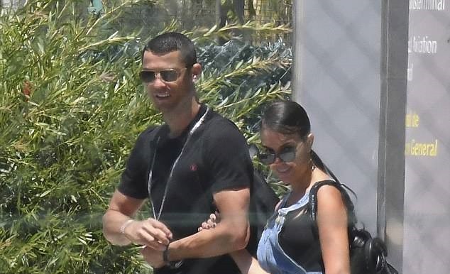 World Cup cận kề, Ronaldo vẫn tay trong tay bên người tình - Bóng Đá