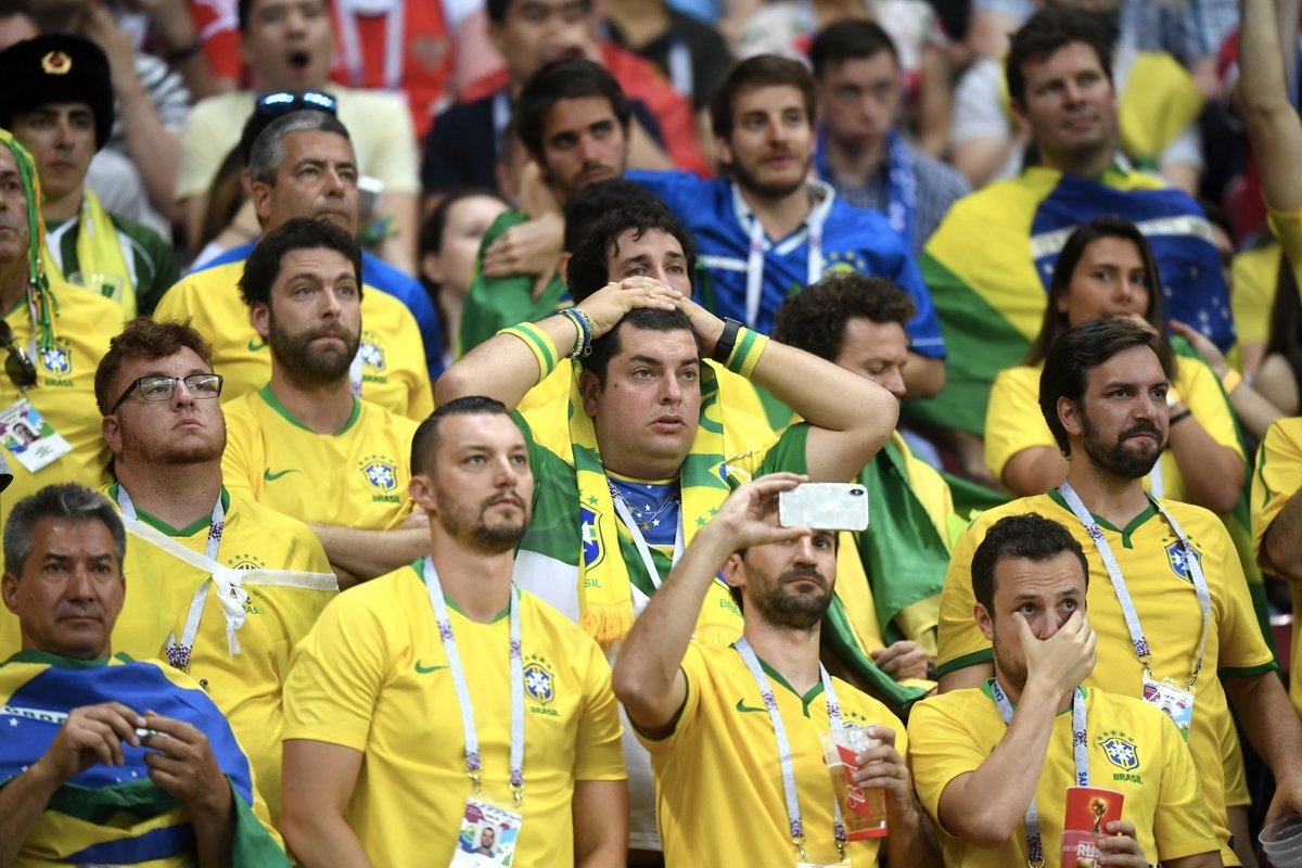 Brazil bị loại: CĐV thờ thẫn, khóc ngất trên khán đài - Bóng Đá