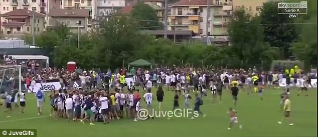 NHM tràn vào sân, trận đầu của Ronaldo cho Juventus kết thúc sớm 20 phút - Bóng Đá