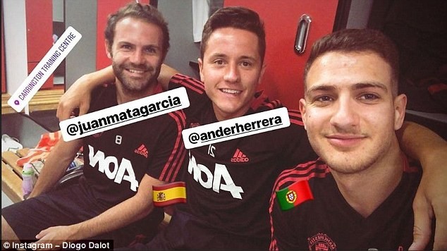 Ngày đầu hội quân, Dalot đã kết thân với đàn anh ở Man Utd - Bóng Đá
