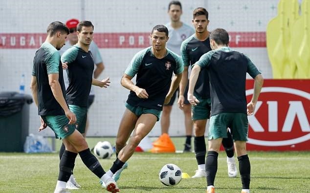 Sanchez cực ngầu trên đường đến sân tập Man United - Bóng Đá