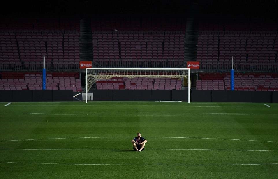 Có một Iniesta rất đơn độc giữa lòng Camp Nou - Bóng Đá