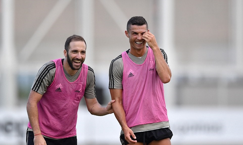 CHÍNH THỨC: Gonzalo Higuain gia nhập AC Milan - Bóng Đá