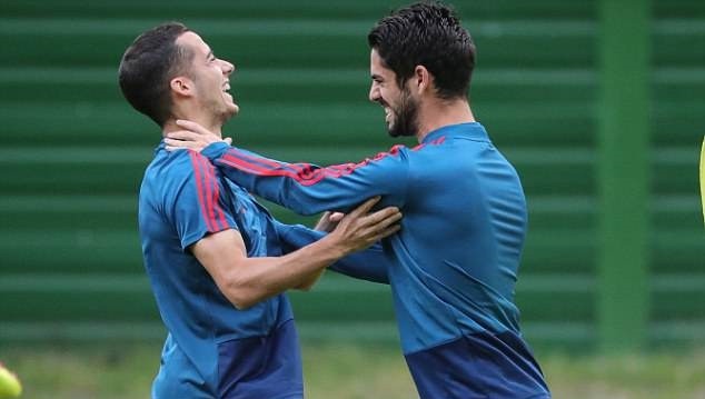 Isco và Vazquez 'ẩu đả' trên sân tập Tây Ban Nha - Bóng Đá