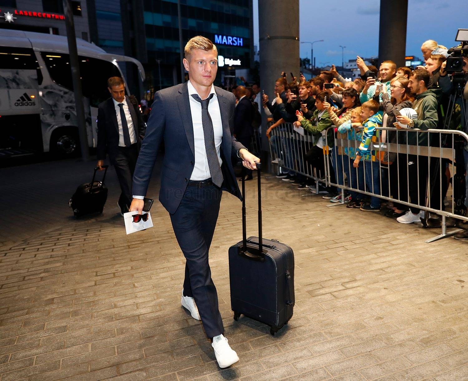 Chùm ảnh: Courtois ký mỏi tay khi tới Estonia - Bóng Đá