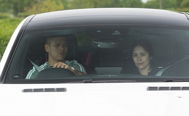 Dàn sao Man Utd mang theo WAGs tới tận sân tập - Bóng Đá