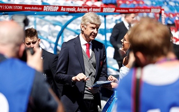 Wenger giương cao cúp Premier League ở trận cuối dẫn dắt Arsenal - Bóng Đá