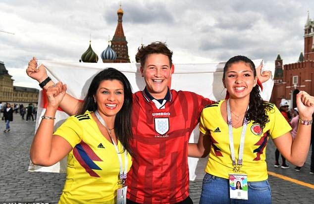 Nữ CĐV Anh xinh đẹp lọt thỏm giữa rừng áo vàng Colombia - Bóng Đá