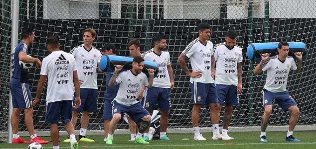 World Cup chưa khởi tranh, Messi đã tập 