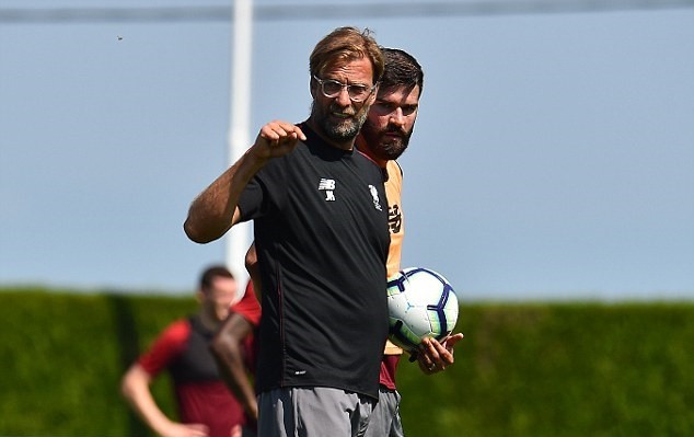 Karius, Alisson thay nhau thể hiện tài bắt bóng trên sân tập Liverpool - Bóng Đá