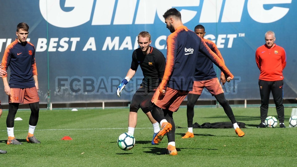 Bị Messi vượt mặt, Salah buồn rũ rượi đến sân tập - Bóng Đá