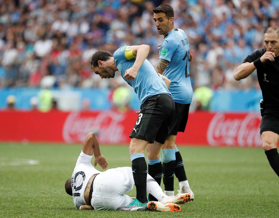 VAR ở đâu? Cận cảnh Paul Pogba đánh nguội, xứng đáng nhận thẻ đỏ - Bóng Đá