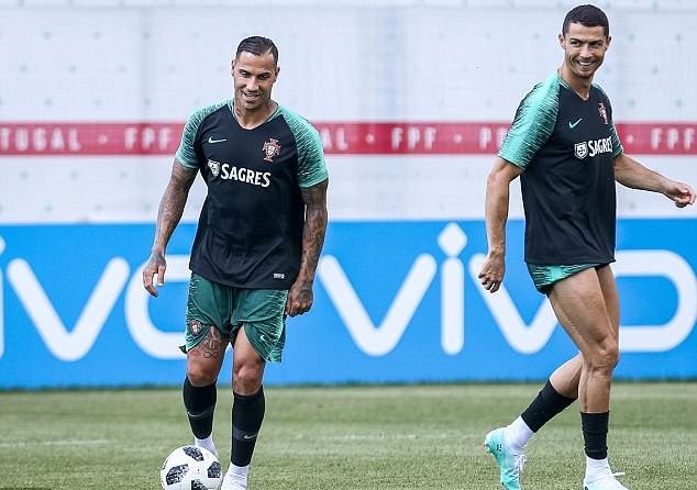 Chùm ảnh: Messi chán nản khi Argentina gục ngã trước Pháp - Bóng Đá