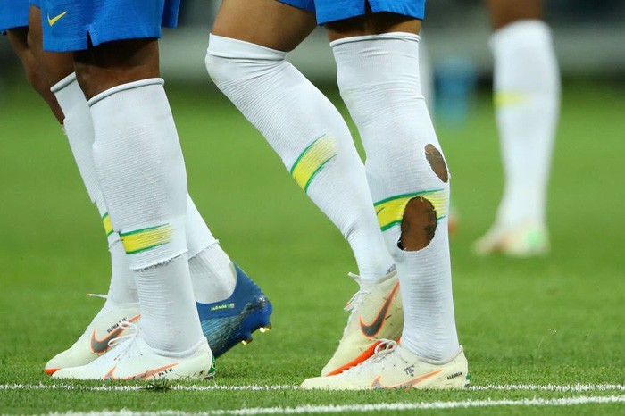 Vì sao Neymar xung trận với chiếc tất rách? - Bóng Đá