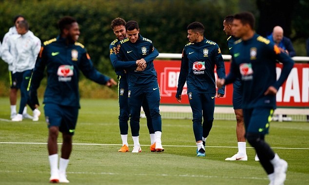 Neymar bắt nạt Coutinho trên sân tập, Brazil chờ chiến Croatia - Bóng Đá
