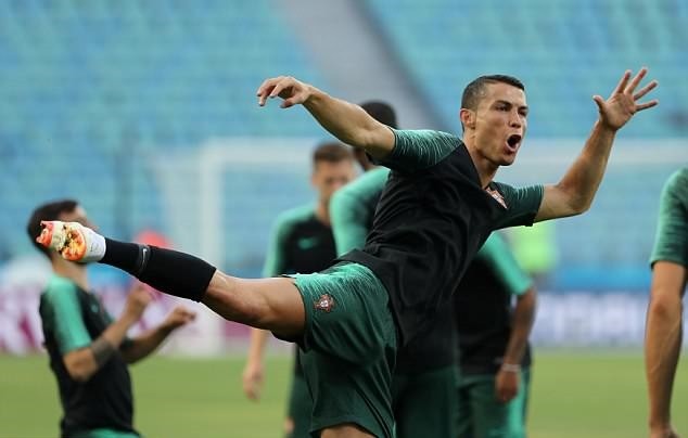 Khoe cơ đùi rắn chắc, Ronaldo sẵn sàng sút tung lưới Tây Ban Nha - Bóng Đá