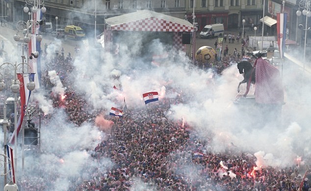 Từ Paris tới Zagreb: Sư đau đớn và ngây ngất trái ngược giữa CĐV Pháp và Croatia - Bóng Đá