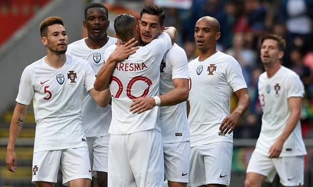 Chùm ảnh: Không Ronaldo, Bồ Đào Nha sẩy chân dù dẫn trước 2 bàn - Bóng Đá