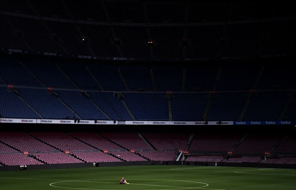 Có một Iniesta rất đơn độc giữa lòng Camp Nou - Bóng Đá