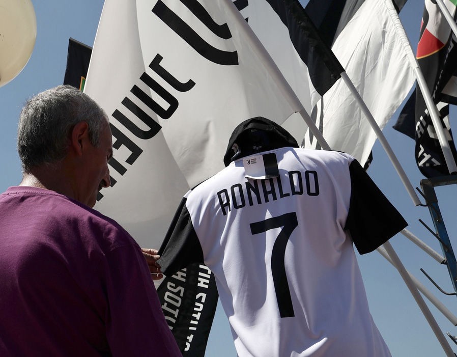 Áo đấu Ronaldo được bày bán khắp Turin trước khi Juventus nổ bom tấn - Bóng Đá