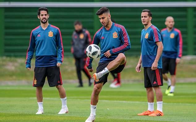 Isco và Vazquez 'ẩu đả' trên sân tập Tây Ban Nha - Bóng Đá