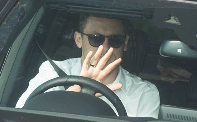 Sir Alex hôn mê, dàn sao Man Utd u sầu tới sân tập - Bóng Đá