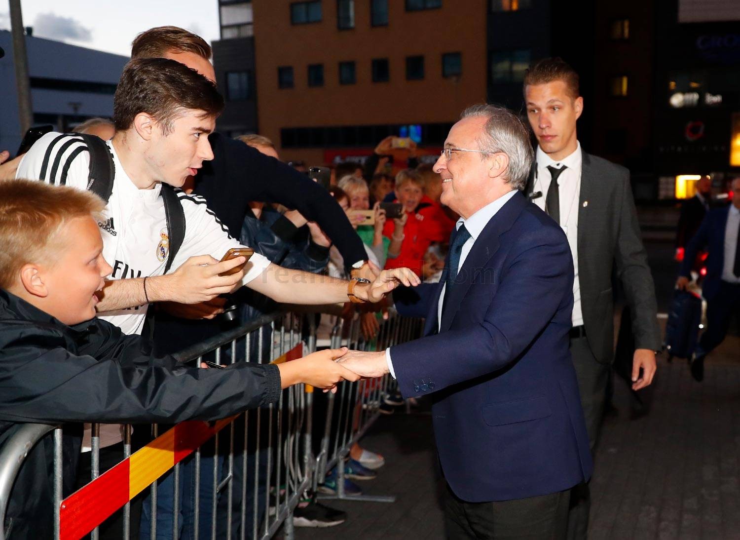 Chùm ảnh: Courtois ký mỏi tay khi tới Estonia - Bóng Đá