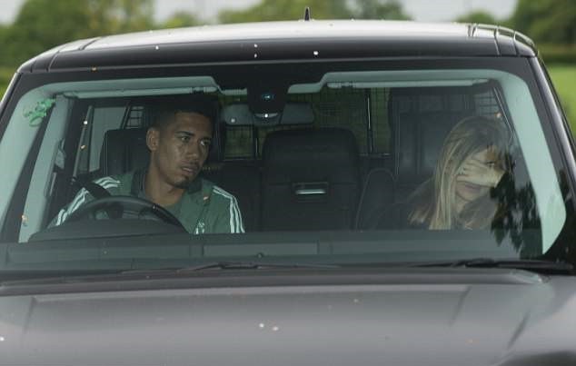 Dàn sao Man Utd mang theo WAGs tới tận sân tập - Bóng Đá