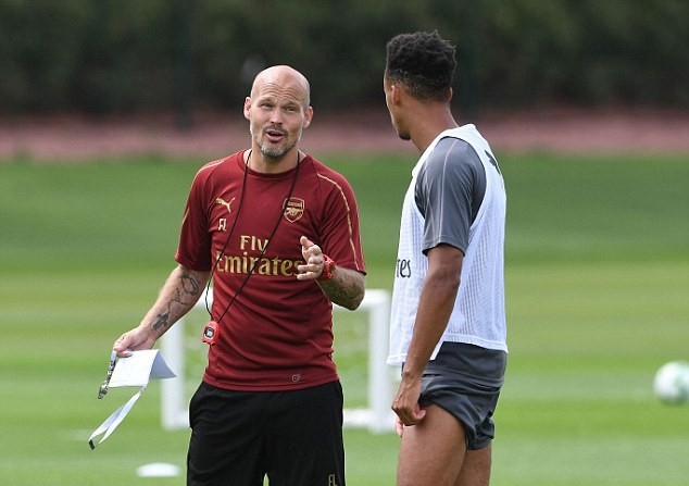 Freddie Ljungberg hằm hố trên sân tập Arsenal - Bóng Đá