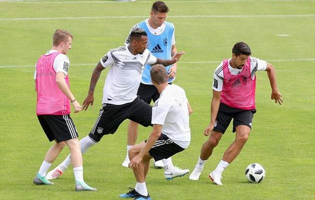 Nguy cơ mất World Cup, Ozil phải tập một mình - Bóng Đá