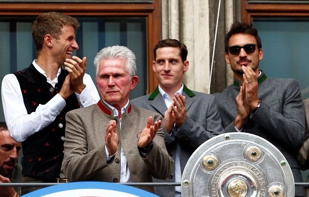 Hàng ngàn CĐV Bayern Munich tri ân HLV Jupp Heynckes - Bóng Đá