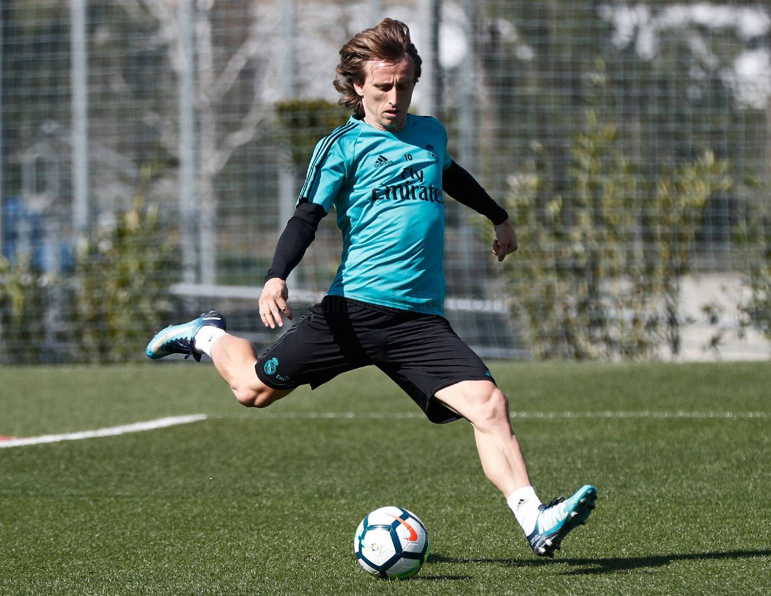 Modric cày nát sân tập Real, bác tin chấn thương - Bóng Đá