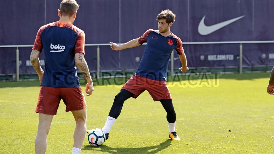 Messi đã xuất hiện trên sân tập Barcelona - Bóng Đá