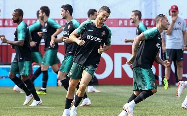 Chùm ảnh: Messi chán nản khi Argentina gục ngã trước Pháp - Bóng Đá