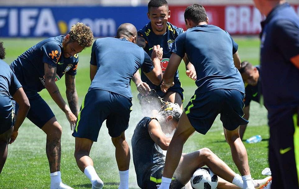 Coutinho bị chọi trứng, ném bột tới tấp trên sân tập Brazil - Bóng Đá
