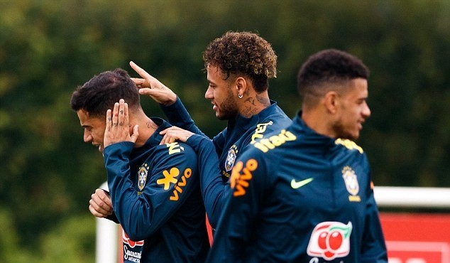 Neymar bắt nạt Coutinho trên sân tập, Brazil chờ chiến Croatia - Bóng Đá