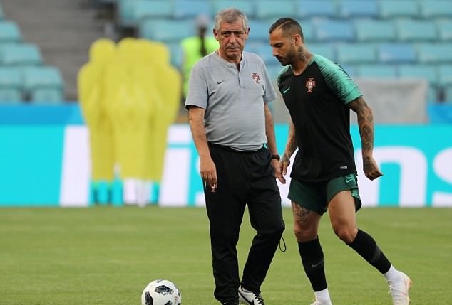 Khoe cơ đùi rắn chắc, Ronaldo sẵn sàng sút tung lưới Tây Ban Nha - Bóng Đá