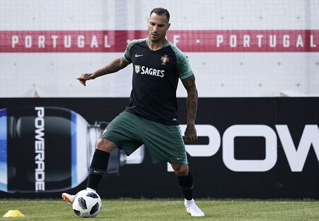 Ronaldo khoe đùi trên sân tập, chờ chiến Uruguay - Bóng Đá