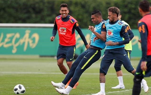 Brazil nguy to, Neymar nhăn nhó ôm chân trong buổi tập - Bóng Đá