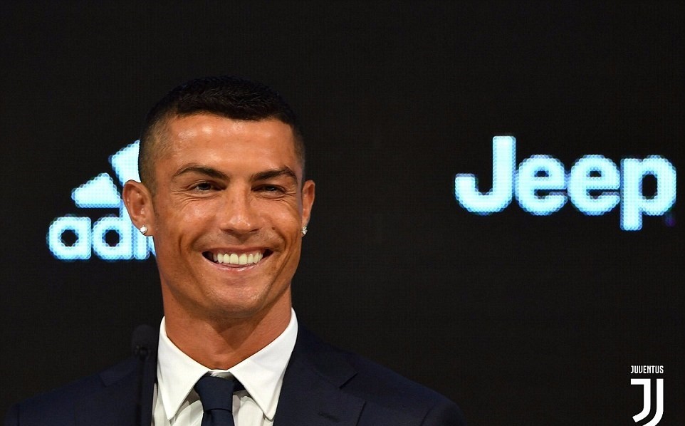 Ronaldo nháy mắt ẩn ý trong buổi họp báo ra mắt Juventus - Bóng Đá