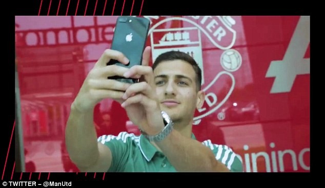 Ngày đầu hội quân, Dalot đã kết thân với đàn anh ở Man Utd - Bóng Đá