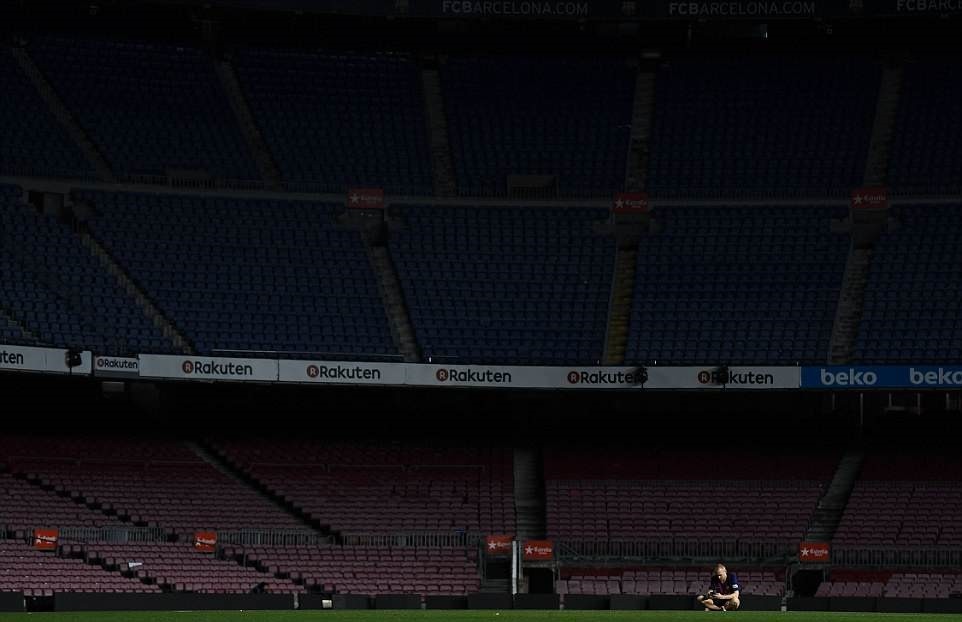 Có một Iniesta rất đơn độc giữa lòng Camp Nou - Bóng Đá