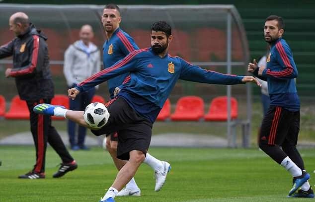 Isco và Vazquez 'ẩu đả' trên sân tập Tây Ban Nha - Bóng Đá
